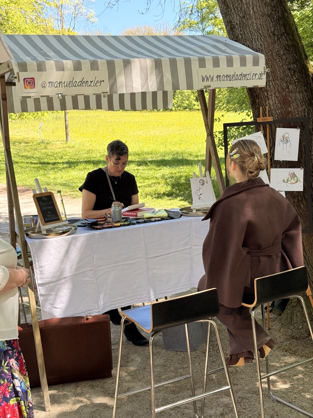 Manuela zeichnet einen Gast live an ihrem Sketching-Stand